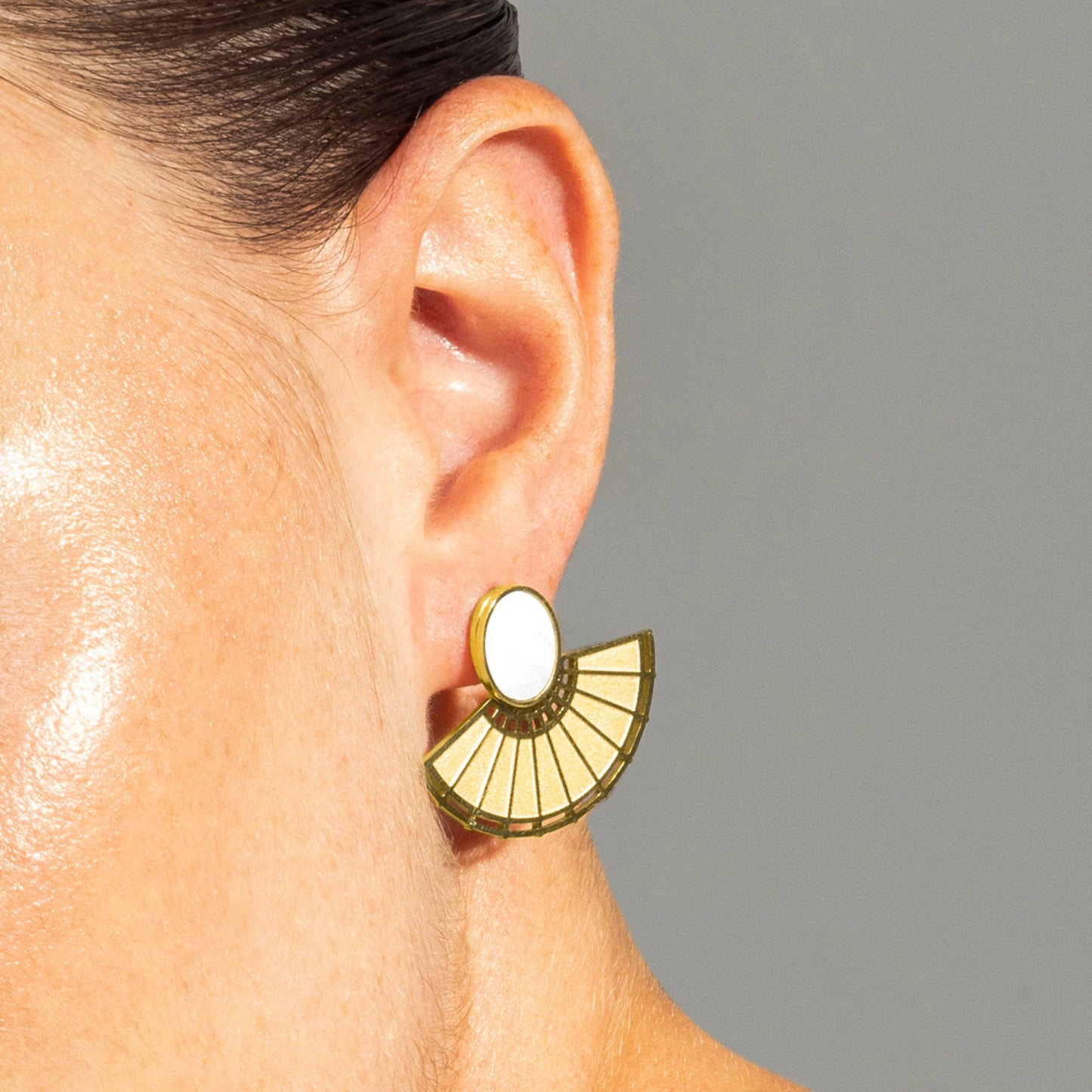 Pendientes de Madreperla Blanca acabados en oro amarillo 18K- Phieo