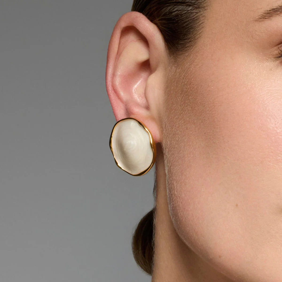 Pendientes acabado oro amarillo de 18k y Lacado Blanco - Huldio