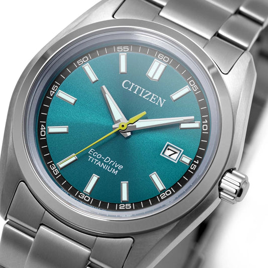 Reloj Citizen Super Titanium Eco-Drive AW1900-50X con esfera verde, detalle de la esfera
