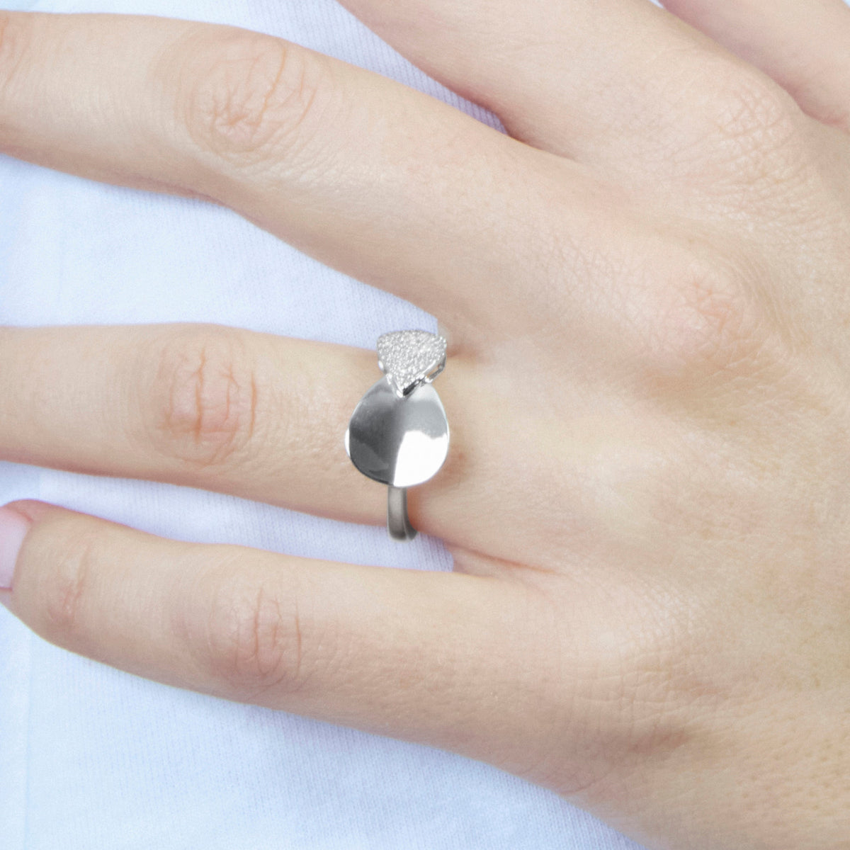 Anillo Luxenter Ofaw T237300 - detalle puesto en la mano