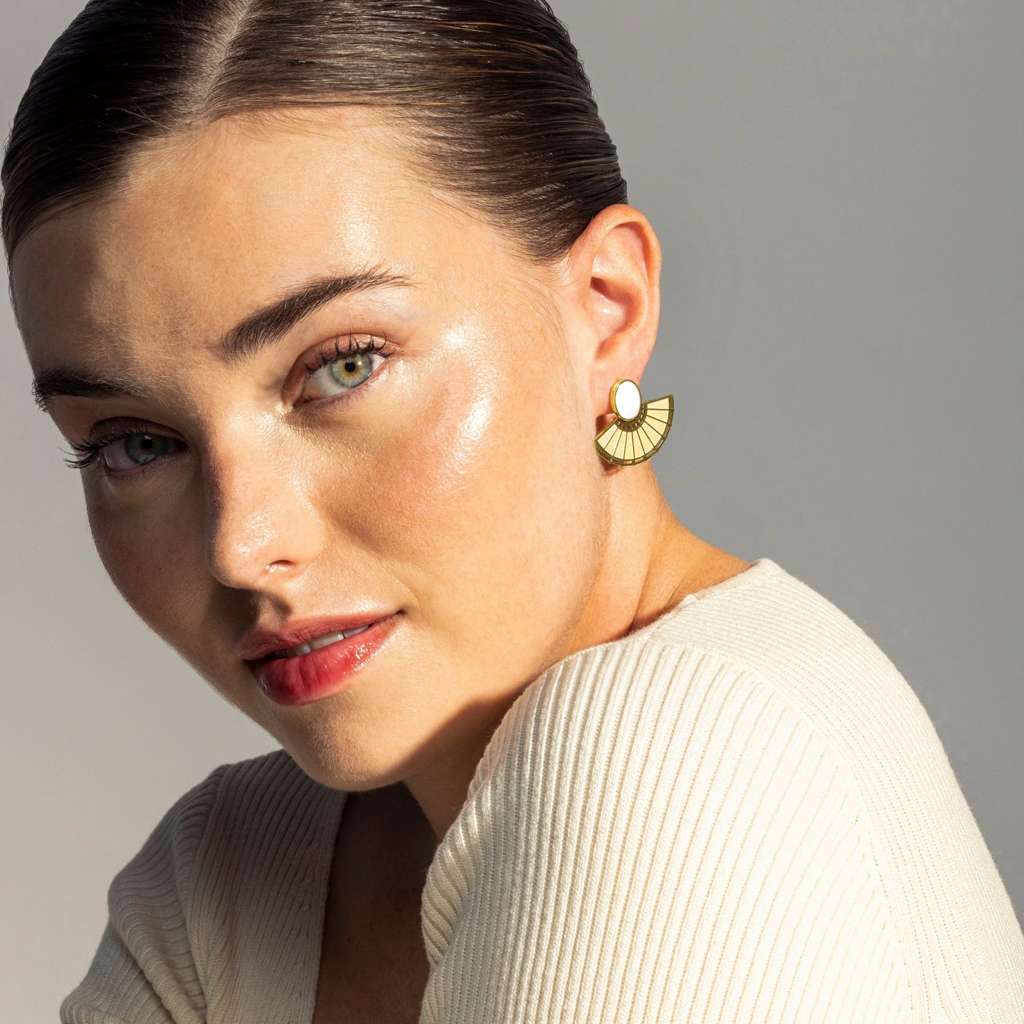 Pendientes de Madreperla Blanca acabados en oro amarillo 18K- Phieo