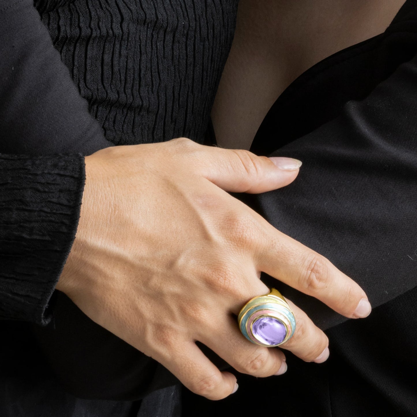 Anillo con Cristal Morado acabado oro 18k - Nori