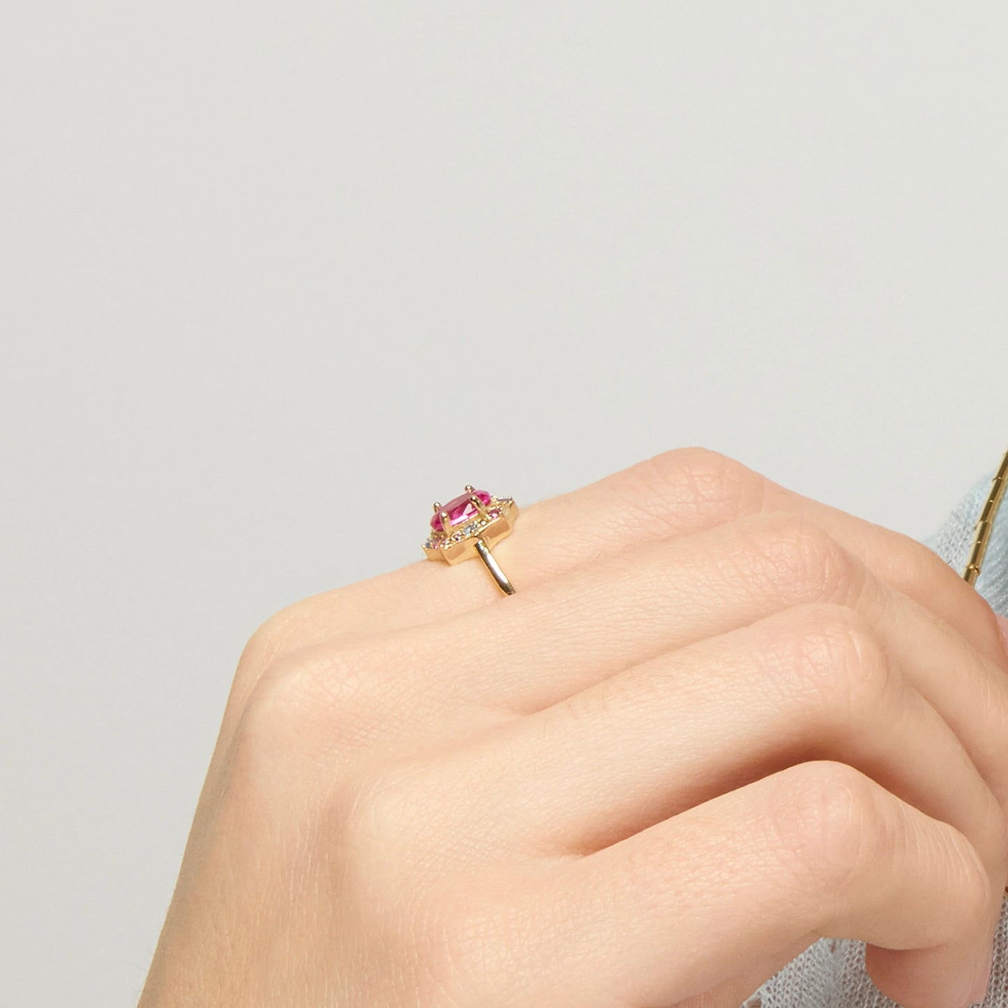 Anillo de Plata de Ley 925 y Circonita Rubí acabado oro amarillo de 18k - Mezay