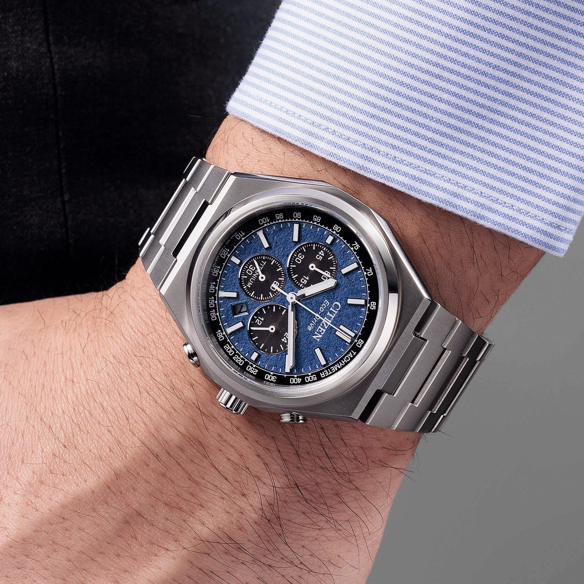 Citizen Zenshin Chrono Super Titanium Eco-Drive CA4610-85L con esfera azul, en la muñeca