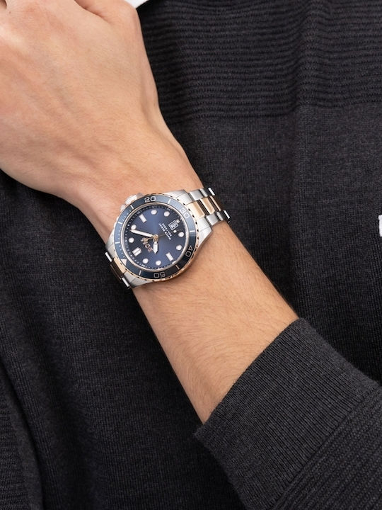 Reloj Hugo Boss en muñeca mostrando diseño moderno y elegante, con caja de acero inoxidable y esfera azul.