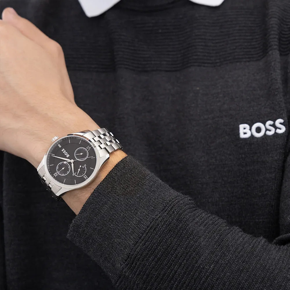 Reloj Hugo Boss Principle Master en muñeca, con esfera negra y pulsera de eslabones de acero plateado.